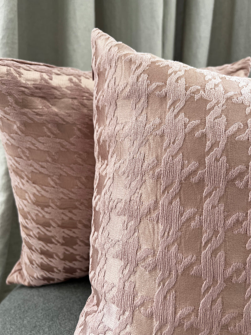 Rožinės raštuotos pagalvėlės