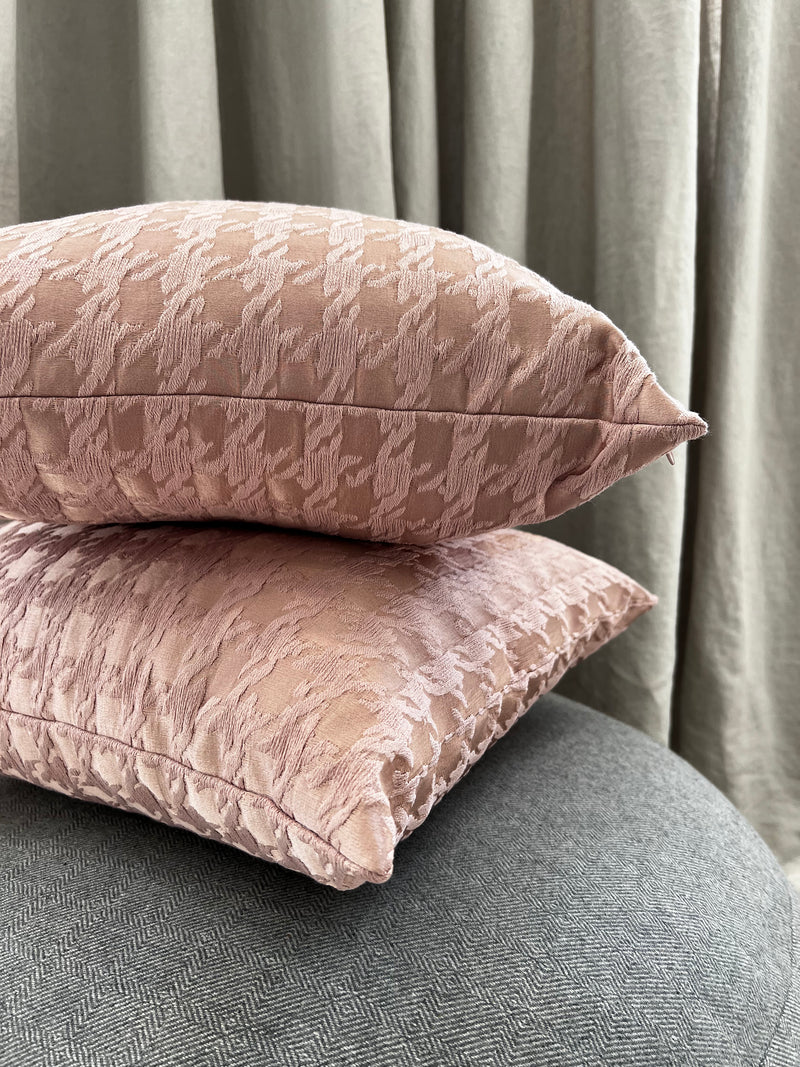 Rožinės raštuotos pagalvėlės
