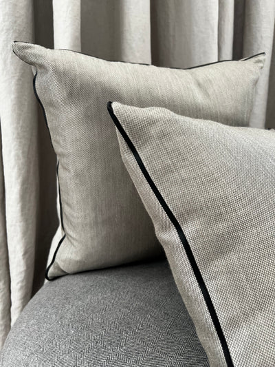 Pilka minimalistinė pagalvėlė