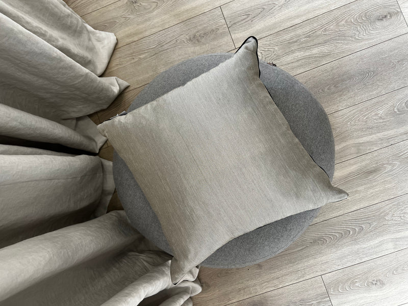 Pilka minimalistinė pagalvėlė