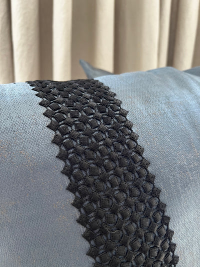 Mėlyna blizgi pagalvėlė su juodom detalėm