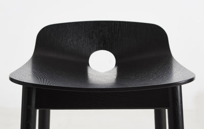MONO juoda pusbario kėdė